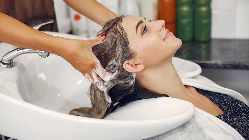 Mơ Thấy Gội Đầu Đánh Con Gì? Những Con Số May Mắn Đắng Sau 2 Mơ thấy được người khác gội đầu – Một dấu hiệu của vận may sắp đến
