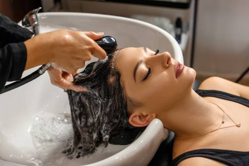 Mơ Thấy Gội Đầu Đánh Con Gì? Những Con Số May Mắn Đắng Sau 4 Mơ thấy gội đầu trong tiệm – Thay đổi lớn đang đến