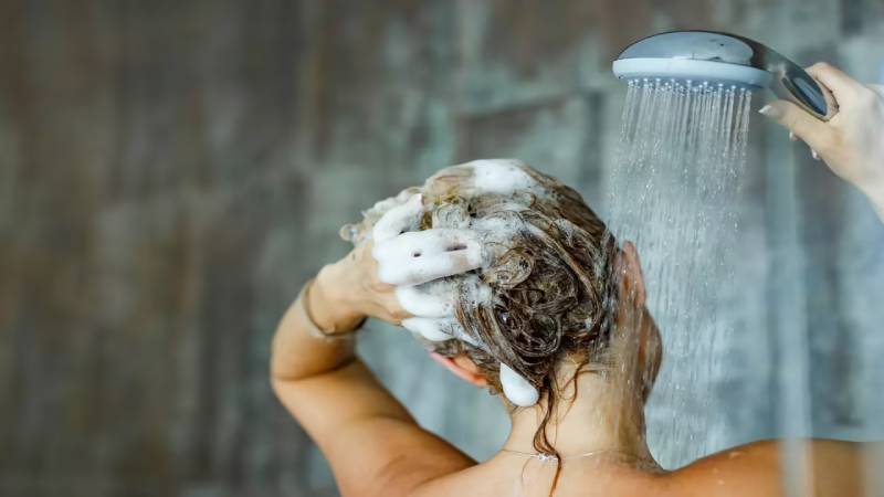 Mơ Thấy Gội Đầu Đánh Con Gì? Những Con Số May Mắn Đắng Sau 1 Mơ thấy mình đang gội đầu – Dự báo về sự tái sinh và cơ hội